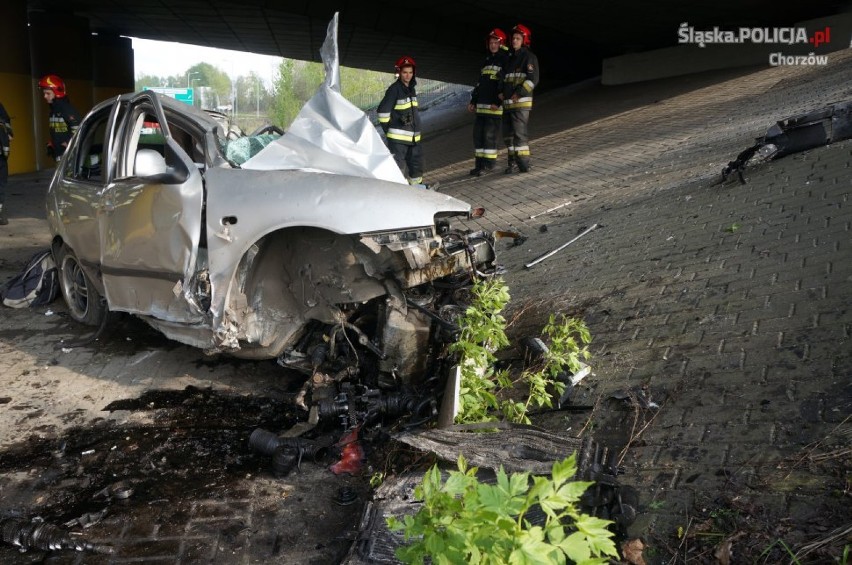 Chorzów: Śmiertelny wypadek na DTŚ. Samochód uderzył w filar wiaduktu, zginął kierowca