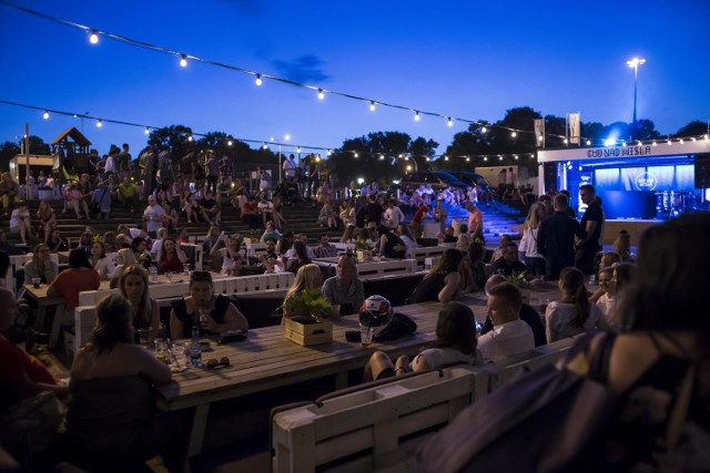 Tłumy na plażach, w ogródkach piwnych i na Bulwarach. Tak Warszawa spędza wakacje w mieście