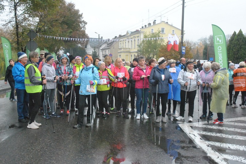 KOŚCIAN. Marsz nordic walking w ramach Święta Biegania z Coccodrillo [ZDJĘCIA]