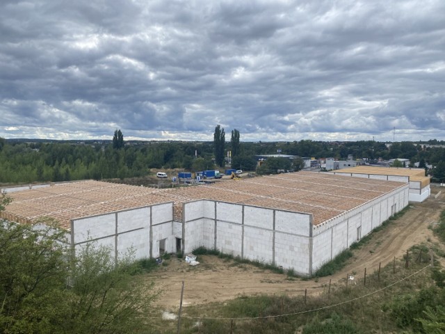 W Międzychodzie trwa budowa nowego centrum handlowego. Na drodze Międzychód – Dzięcielin będzie rondo (30.08.2022).
