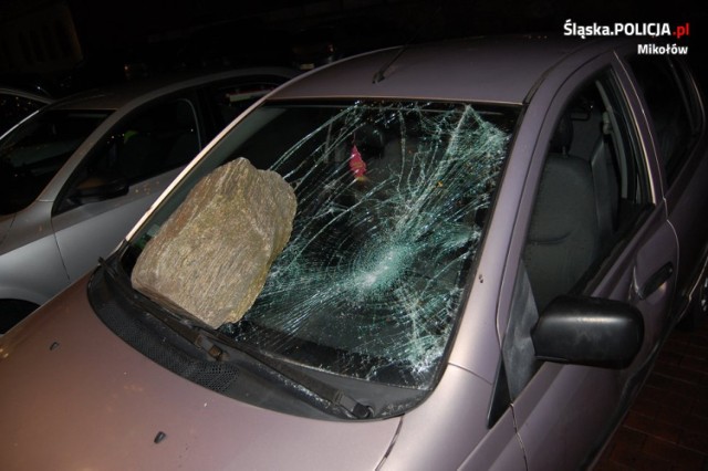 Wandale w Mikołowie zniszczyli kobiecie samochód