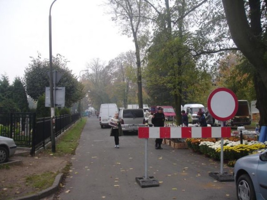 Oleśnica. Zmiany organizacji ruchu w rejonie cmentarzy. Będą dodatkowe miejsca parkingowe! 