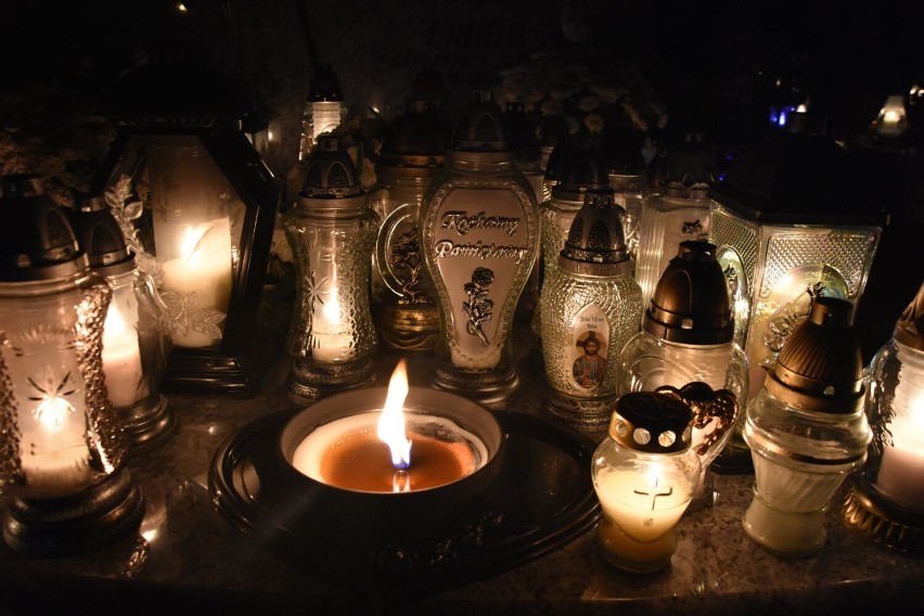 Wszystkich Świętych 2022. Rozświetlony cmentarz w Wągrowcu po zmroku 