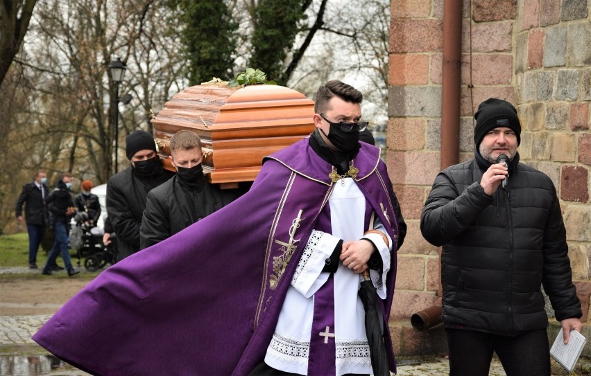 Na cmentarzu u stóp kolegiaty w Kruszwicy odbył się 15...