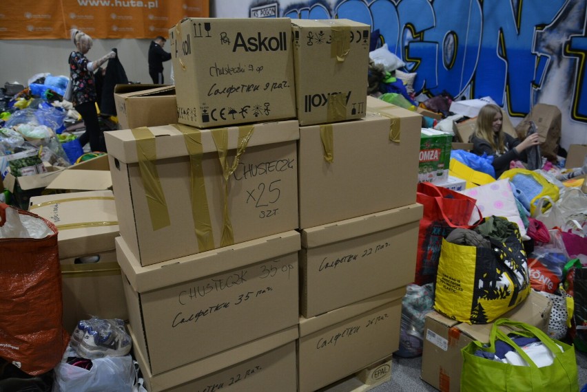 Wielkie pakowanie w MOSiR Ruda Śląska. Produkty ze zbiórki pojadą do Ukrainy 