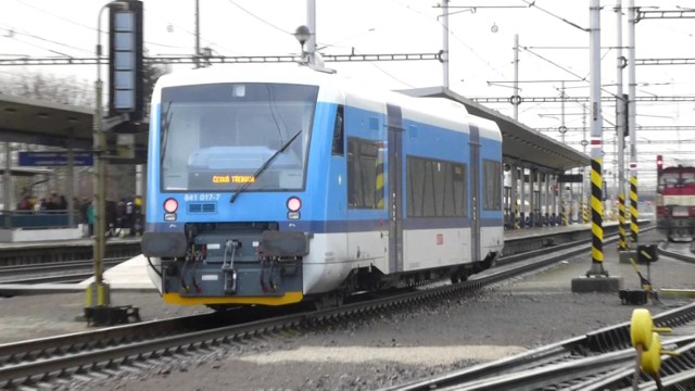 Teraz pasażerowie będą jeździli pociągami „RegioSpider”. „Regionalne pająki” zostały wyprodukowane w wersji górskiej, dedykowanej specjalnie dla Kolei Izerskiej. Mogą wjechać na jej zębaty odcinek. Zakupiono je w ramach unijnego Programu Operacyjnego Doprava („Transport”).