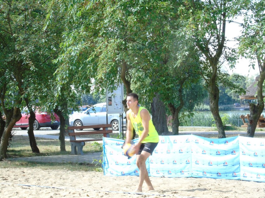 Zacięta walka o puchar kierownika OSiR na turnieju piłki plażowej w Rogoźnie [ZDJĘCIA]