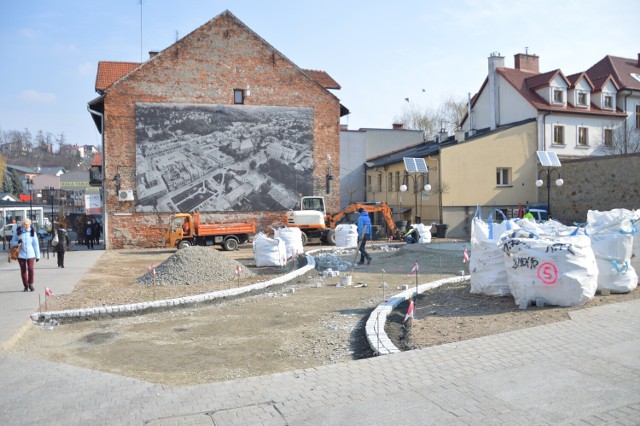 Przygotowanie miejsca pod obelisk z wizerunkiem ilustrującym legendę o Pierścieniu świętej Kingi, 3.03.2022