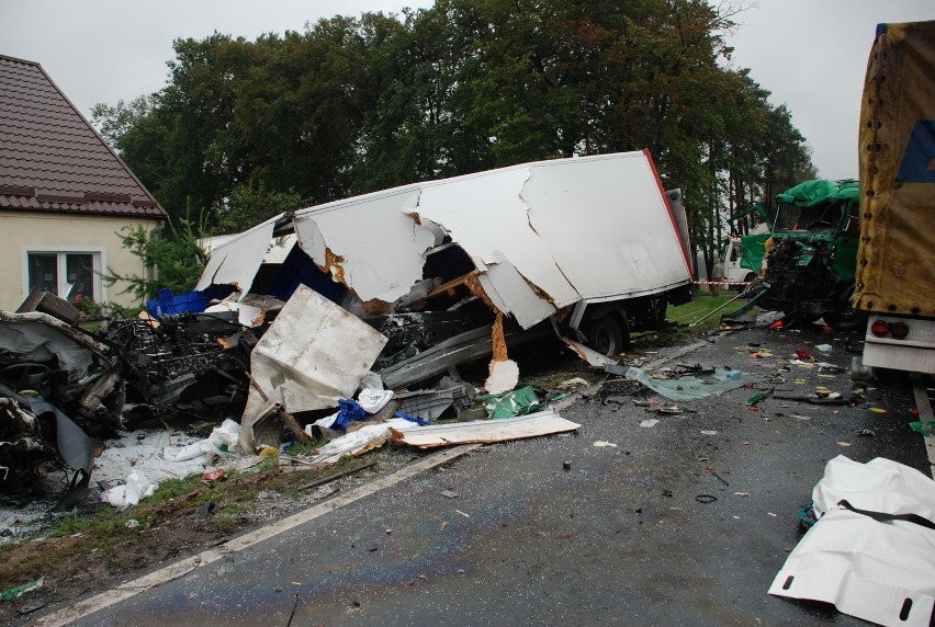 Powiat człuchowski. Jedna osoba zginęła w zderzeniu ciężarówek w Uniechówku (zdjęcia)