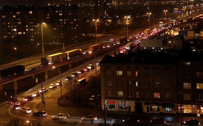 Gdynia. Flesz z przeszłości. 16.11.2009. Remont estakady Kwiatkowskiego oznacza kolejny paraliż północnych dzielnic miasta