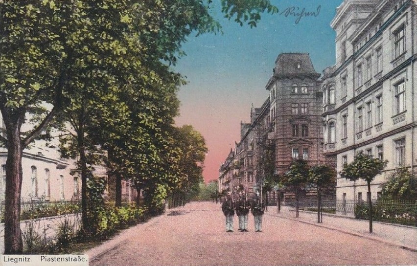 Fragment ulicy na pocztówce z 1916 roku.