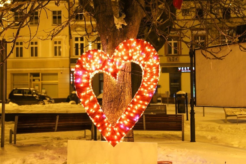 Lubliniec wystroił się na walentynki. Drzewo serc i foto...