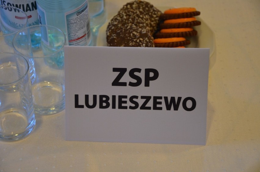 Szkolny konkurs  "30 lat Wolnej Polski". Pierwsze miejsce dla uczniów  z Zespołu Szkolno - Przedszkolnego w Kmiecinie.