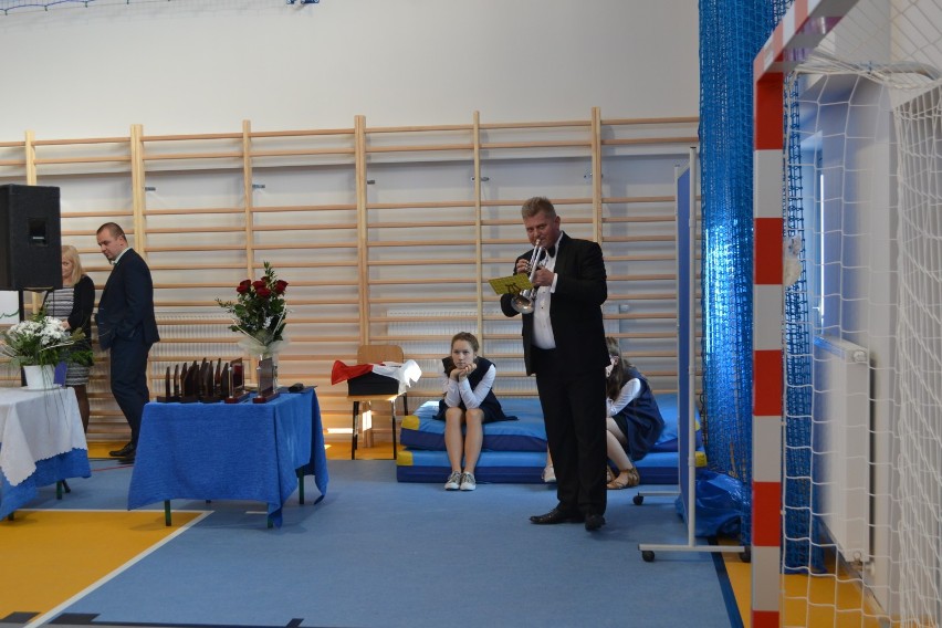 Szkoła Podstawowa w Kłodawie ma nową salę gimnastyczną. Za dwa tygodnie do użytku zostanie oddane boisko wielofukcyjne [ZDJĘCIA]