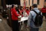 Caritas rozdał 600 wielkanocnych paczek potrzebującym na Ostrowie Tumskim we Wrocławiu