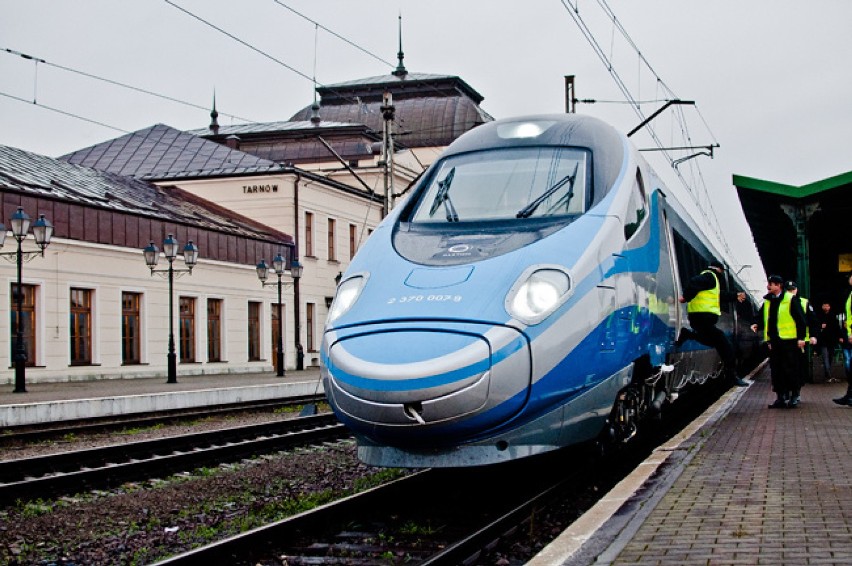 Obecnie najszybsze połączenie kolejowe do Warszawy to pociąg...