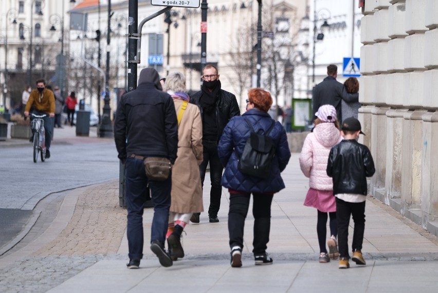 Świąteczny spacer w Warszawie. Tłumy oblegają Krakowskie Przedmieście i Bulwary Wiślane