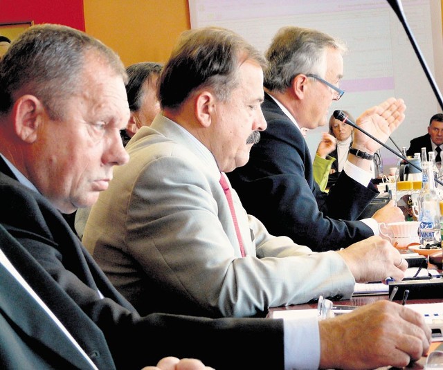 Radni (od lewej) Mirosław Owczarek, Ryszard Drabent i Jacek Pilarczyk głosowali przeciw podwyżce