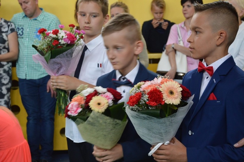 Bełchatów: Uczniowie "czwórki" pożegnali szkołę (ZDJĘCIA)