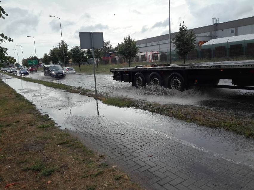 Deszcz zmienił ulice i chodniki w Wągrowcu w rzekę