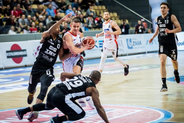 Enea Astoria Bydgoszcz mecz 15. kolejki Energa Basket Ligi ze Startem Lublin rozpoczęła od "trójki" kapitana Michała Chylińskiego.

Jednak od stanu 11:11, to goście przejęli inicjatywę, zdobywając 6 kolejnych punktów. Lublinian pociągnął Martins Laksa, który w I kwarcie rzucił bydgoszczanom 10 oczek.

Przed kolejnymi 10 minutami podopieczni Artura Gronka mieli do odrobienia 8-punktową stratę (21:29).

W II kwarcie "Asta" przegrywała już 25:38 (-13), ale dwa rzuty "za trzy" Chylińskiego i Krisa Clyburna poprawiły sytuację bydgoskiej ekipy. Później jeszcze Clyburn dorzucił 5 pkt (3 oraz 2x1) i poprawił wynik na 39:44 (-5).

Na koniec przypomniał się lublinianin Laksa - 6 pkt (1, 2 i 3), a Start w połowie meczu prowadził już 57:41 (+16). Sam zawodnik w tym momencie miał na koncie 18 pkt (najlepsi z Astorii Chyliński i Mateusz Zębski - po 10).

Gdy na początku III kwarty goście odskoczyli na 20 pkt (61:41), potem długo utrzymywali tę przewagę, stało się jasne, że bydgoscy koszykarze nie odniosą drugiego zwycięstwa we własnej hali.

W pewnym momencie Start prowadził 27 punktami (76:49), a na koniec III kwarty 80:52 (+28).

W ostatniej odsłonie było 61:91 (-30), a "setka" pękła w 37:32 minucie za sprawą rzutu Bartłomieja Pelczara za trzy punkty (68:100). Ostatecznie Enea Astoria przegrała 75:104 (-29), nie wygrywając żadnej kwarty.

Kibice w bydgoskiej hali Arena (na trybunach 1479) przeżyli duże rozczarowanie. To już czwarta kolejna porażka koszykarzy "Asty".

Enea Astoria Bydgoszcz - Start Lublin 75:104 (21:29, 20:28, 11:23, 23:24).

Enea Astoria: Clyburn 12 (2), Zębski 16, 10 zb., Chyliński 17 (4), Walton 6, Kemp 5, 11 zb. oraz Marcin Nowakowski 2, Michał Nowakowski 6 (1), Aleksandrowicz 2, Frąckiewicz 4, Szyttenholm 2, Krasuski 3 (1).

Start: Lemar 11, Taylor 6, 10 zb., Borowski 14 (2), 7 zb., Laksa 23 (5), Carter 17 oraz Jeszke 5 (1), Szymański 5, Dziemba 9 (1), Grochowski 3, Jarecki 6 (1), Pelczar 5 (1).

ZOBACZ ZDJĘCIA Z MECZU W BYDGOSKIEJ ARENIE >>>>>