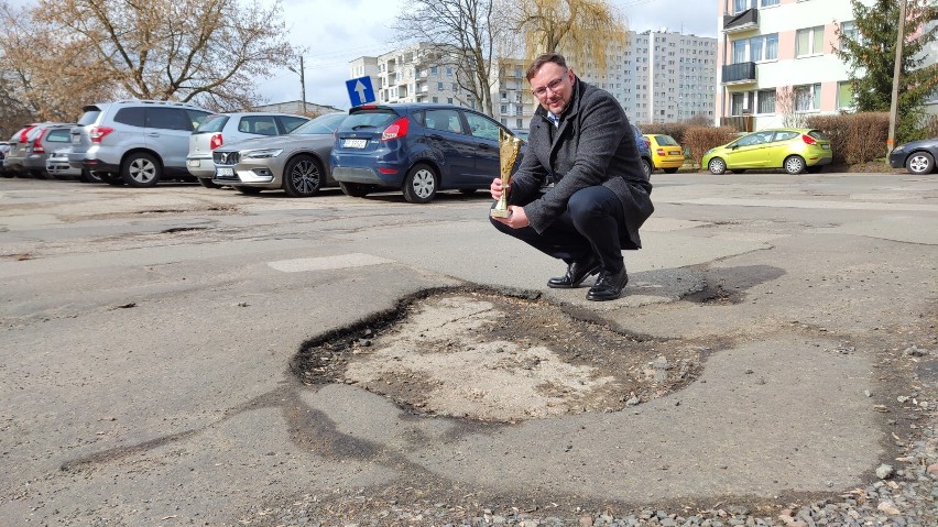 "Ale dziura" w Piotrkowie, radny Łukasz Janik ogłosił nową...