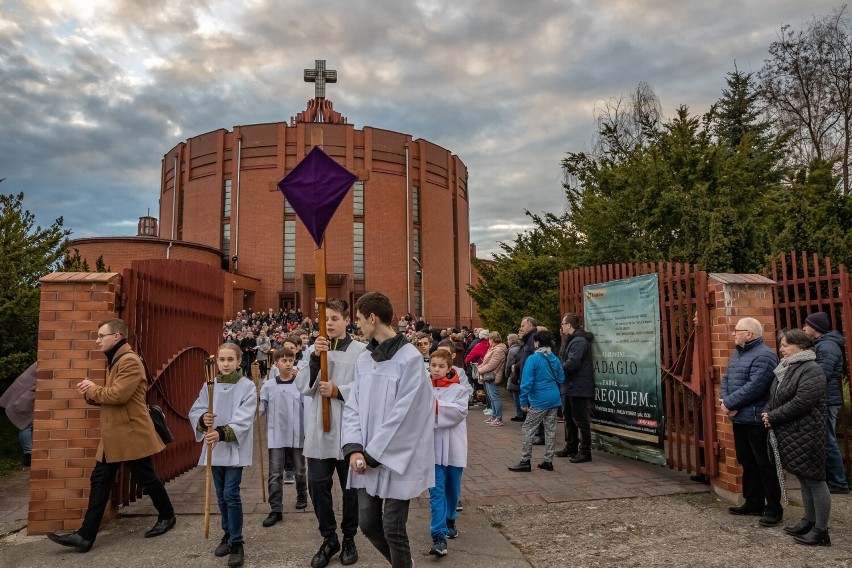 Droga Krzyżowa w blasku świec na ulicach Nowego Bieżanowa