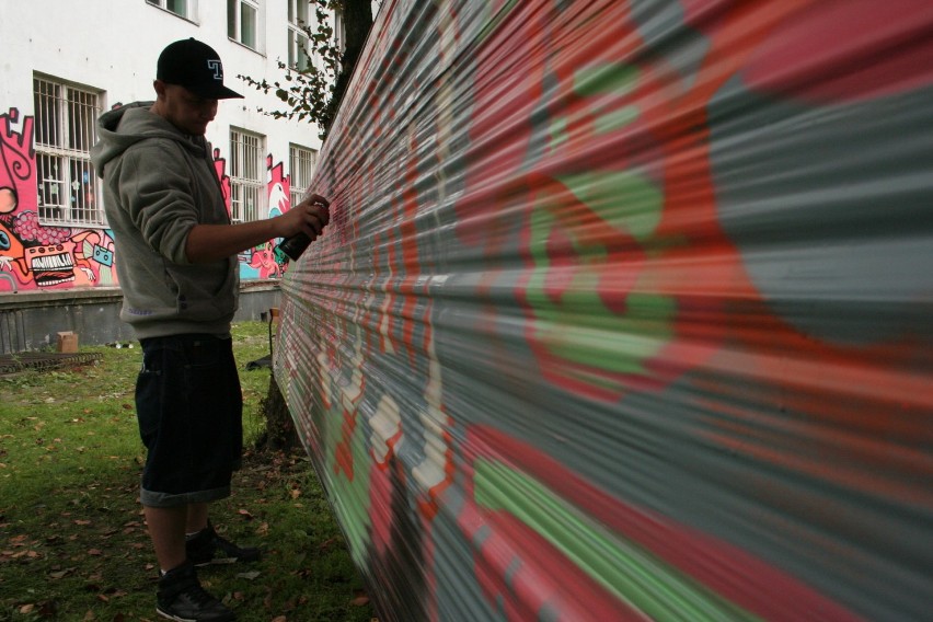 Młodzież z naszego województwa tworzy nowe murale w Łodzi....