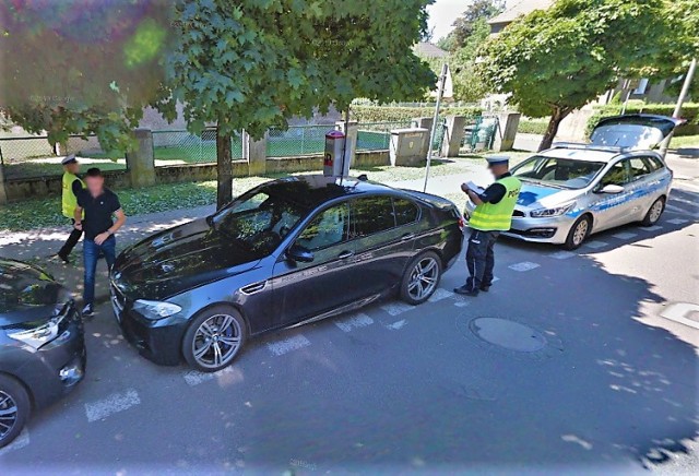 Nysa w Google Street View. Ul. Bohaterów Warszawy - policjanci interweniują wobec kierowcy bmw.