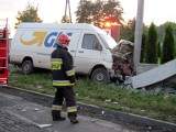 Kalisz: Wypadek na ulicy Świętego Michała. Dostawczy volkswagen rozbił się na płocie. Film i zdjęcia