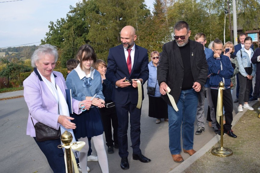 Przecięcie wstęgi podczas uroczystości nadania imienia...