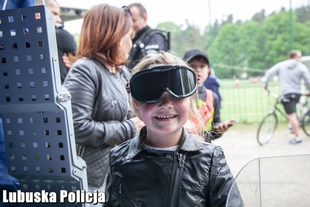 - W Żarach policjanci oraz sędziowie piłkarscy spotkali się na murawie, by rozegrać mecz. Nie wynik był tu jednak najważniejszy, a cel w jakim wszyscy tego dnia się spotkali. Impreza charytatywna zorganizowana została dla dwuletniego Mikołajka – syna policjanta z Żar, który ma uszkodzony rdzeń kręgowy - informuje podkom. Aneta Berestecka z żarskiej policji.

Dla dzieci przygotowano gry i zabawy ruchowe oraz dmuchane zamki użyczone przez Urząd Miasta w Żarach. Dużym zainteresowaniem cieszyło sie stoisko policyjne, gdzie można było zrobić pamiątkowy odcisk palca, przymierzyć kask, kamizelkę i tarczę, a także wsiąść do policyjnego radiowozu. Policjanci z dziećmi rozmawiali o bezpieczeństwie, a z młodzieżą o pracy w Policji. Najwięcej emocji wzbudził dynamiczny i profesjonalny pokaz z psami patrolowymi przygotowany przez policyjnych przewodników z Komendy Miejskiej Policji w Zielonej Górze. Ponadto każdy mógł zobaczyć jakie wyposażenie posiada wóz strażacki i zbadać poziom cukru oraz ciśnienie w karetce pogotowia. Można było z bliska podziwiać zabytkowe samochody, a także wsiąść na motocykl. W przerwie meczu odbyła się licytacja charytatywna bardzo ciekawych przedmiotów m.in. karnetu na basen, karnetu na zajęcia fitness, piłek i koszulek z autografami znanych sportowców, płyt cd z autografami wykonawców. Dla smakoszy czekały pieczone kiełbaski oraz pieczony dzik. Pogoda sprzyjała, a mieszkańcy Żar i okolicznych miejscowości, którzy przyszli wspomóc Mikołajka, na pewno tego dnia się nie nudzili.

Przeczytaj też:  34-latek chciał skoczyć z mostu w Skwierzynie. Na szczęście policjanci w porę zareagowali i uratowali zdesperowanego mężczyznę

POLECAMY: Magazyn Inforacyjny "Gazety Lubuskiej"


