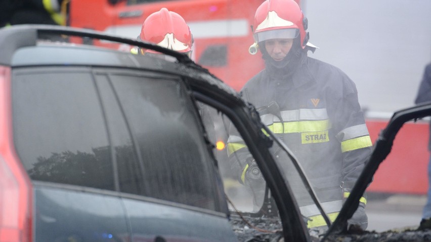 Samochód płonął na parkingu przy szpitalu w Grudziądzu [wideo, zdjęcia]