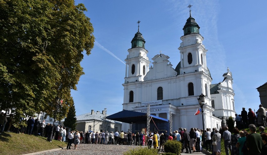 Chełm. Wierni z różami uczestniczyli w  uroczystej sumie odpustowej w chełmskiej bazylice. Zobacz zdjęcia