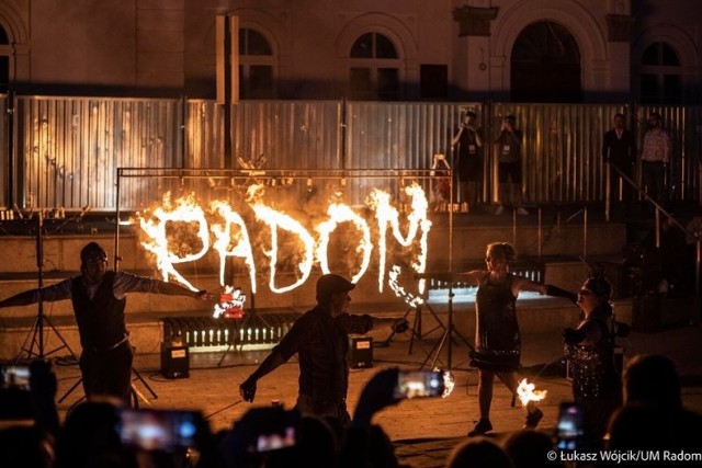 Niesamowite występy iluzjonistów podczas Międzynarodowego Festiwalu Ulicznych Artystów śledziło setki osób. Zobaczcie zdjęcia na kolejnych slajdach.