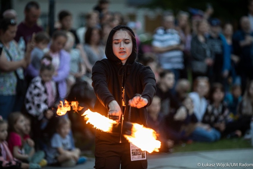 Podsumowanie Festiwalu Artystów Ulicznych i Precyzji w Radomiu. Magiczne pokazy iluzjonistów, mnóstwo ludzi na występach. Zobaczcie zdjęcia