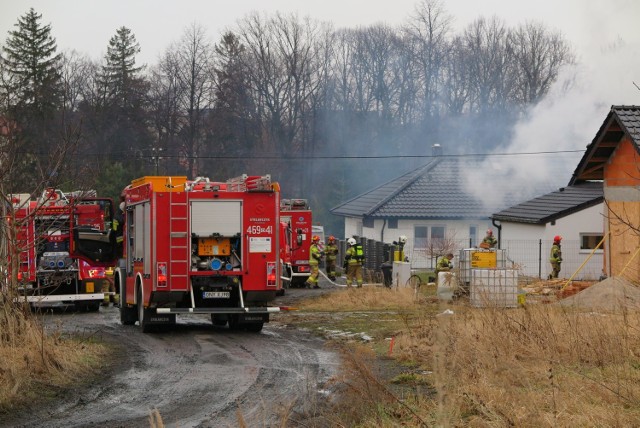 W sobotę 29 stycznia strażacy interweniowali w Głuchołazach, gdzie doszło do pożaru przydomowej wiaty w ogrodzie.