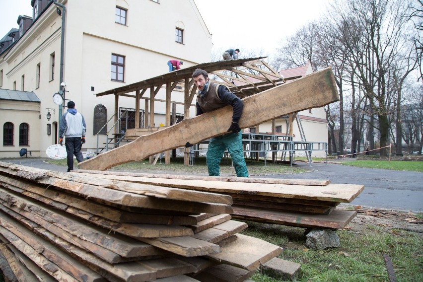 Żywa szopka na Franciszkańskiej. Trwa budowa [ZDJĘCIA] 