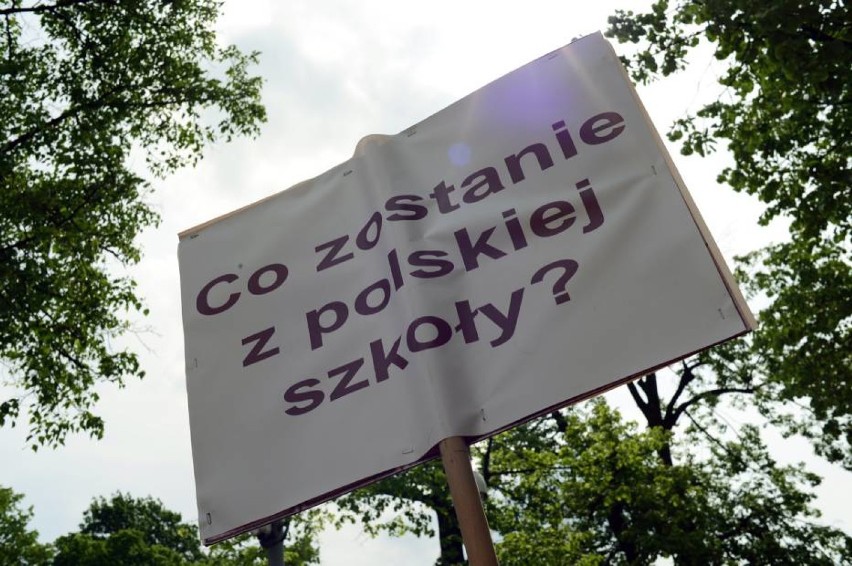 Strajkują nauczyciele w Wodzisławiu Śl. Nie wszędzie odbędą...
