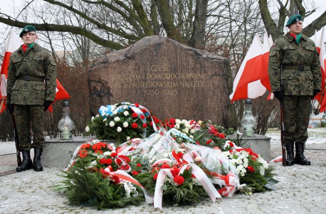 Kwiaty złożyli m.in. prezydent Torunia, przedstawiciele Rady Miasta, policji, straży miejskiej, straży pożarnej a także eurodeputowany Tadeusz Zwiefka.