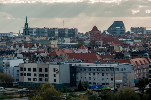 Środowisko i zmiany klimatyczne nie są obojętne dla naszego zdrowia. Życie w miastach też nie wychodzi nam na dobre. Coraz częściej występujące choroby przewlekłe są zmorą mieszkańców mocno zurbanizowanych terenów. Wielu z nas nie zdaje sobie sprawy, że wpływ na zdrowe życie ma też komunikacja miejska, infrastruktura czy dostęp do edukacji i mieszkań. 

Czy w miastach da się żyć zdrowo? Jak polskie miasta dbają o zdrowie mieszkańców? Które z nich oferują najlepsze warunki do życia? Dzięki pracy ekspertów, naukowców i przedstawicieli organizacji samorządowych powstał Indeks Zdrowych Miast. 

Jak w tym rankingu wypadł Poznań i inne wielkopolskie miasta? Sprawdź wyniki w poszczególnych kategoriach i pozycję Poznania wśród innych polskich miast --->