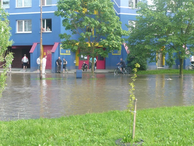 Woda w centrum Kozanowa, poza obwałowaniami, mieszkańcy...