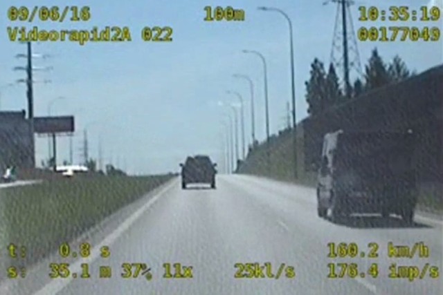 Na materiale wideo policji widać, jak kierowca volvo jedzie 160 km/h