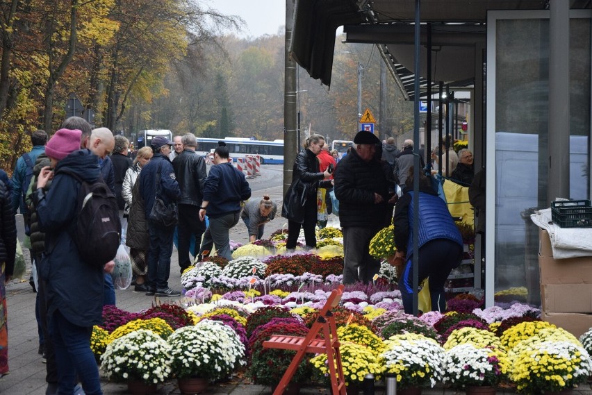 Wszystkich Świętych 2022. Jak święto wygląda na Cmentarzu Witomińskim? Gdynianie powoli zbierają się na grobach najbliższych