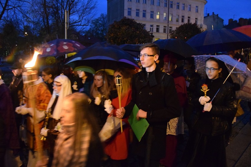 Korowód Świętych przeszedł ulicami Bielska-Białej. Młodzież nosła relikwie [ZDJĘCIA]