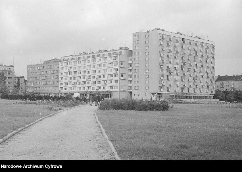 Bloki mieszkalne. W tle bank PKO. 1970 rok.