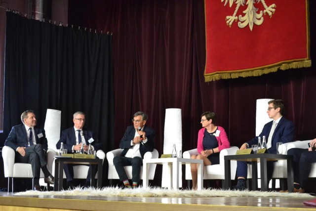 W Sosnowcu debatowano na temat obecnego systemu edukacji w Polsce i zmianach jakie są szykowane na przyszłość. 

Zobacz kolejne zdjęcia. Przesuń w prawo - wciśnij strzałkę lub przycisk NASTĘPNE