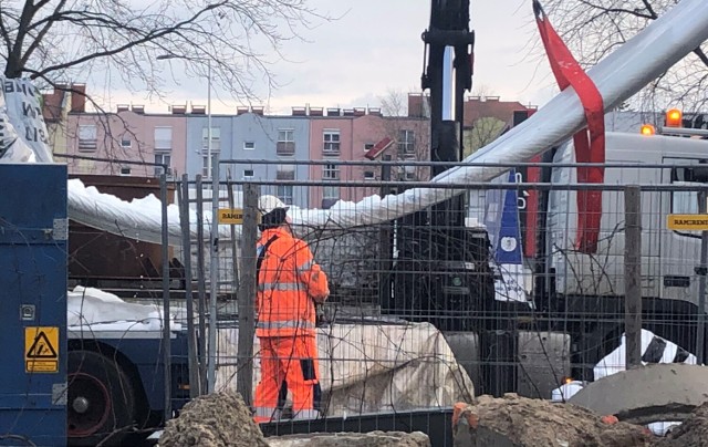 Kto przejeżdża tędy, chętnie zagląda na to, co się tutaj dzieje. Są momenty instalacji, które wyglądają spektakularnie. Metoda renowacji sieci kanalizacyjnej bezwykopowo wygląda ciekawie. Podczas wprowadzania specjalnego rękawa pod ziemię można było zobaczyć całe górki lodu. To był lód technologiczny. Kliknij w przycisk "zobacz galerię" i przesuwaj zdjęcia w prawo - naciśnij strzałkę lub przycisk NASTĘPNE