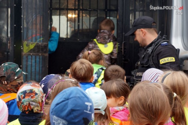 Dzieci odwiedziły policjantów w Żorach i zajrzały nawet do celi.