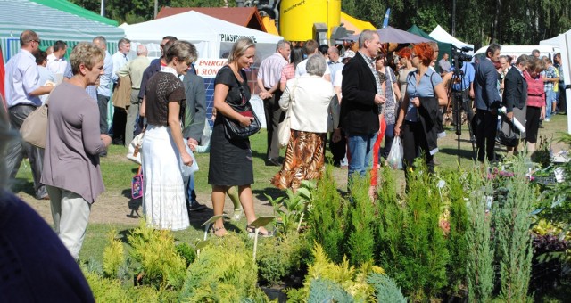 W sobotę i niedzielę w Rypnie organizowane są targi rolno-ogrodnicze Agra. Jutro zaplanowano: zawody wędkarskie – godz. 6, biegi dla dzieci – godz. 10 oraz dorosłych – godz. 12, uroczyste otwarcie targów – godz. 15, Narodowe Czytanie - godz. 15.30-17, prezentacje artystyczne zespołów z powiatu – godz. 17 i zabawa taneczna z zespołem Sax-Budź – godz. 20. W niedzielę odbędzie się turniej tenisa – godz. 9, przemarsz korowodu dożynkowego – godz. 11, blok koncertowy – godz. 16 (Szkoła Tańca Art Dance), wybory Miss – godz. 17, rozstrzygnięcie konkursów na ogród i balkon, koncert zespołu Cover Band The Kotlet’s i zespołu Classic,a także zabawa z dj-em – godz. 22.